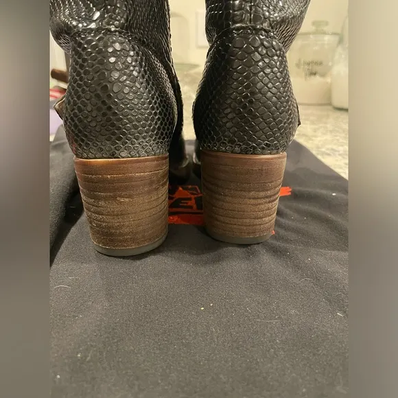🆕 Freebird by Steven distressed leather black snakeskin heeled boots size 8