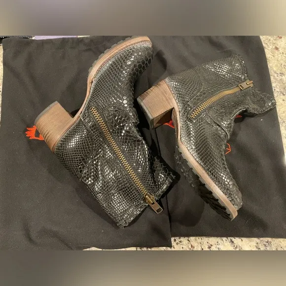 🆕 Freebird by Steven distressed leather black snakeskin heeled boots size 8