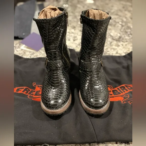 🆕 Freebird by Steven distressed leather black snakeskin heeled boots size 8