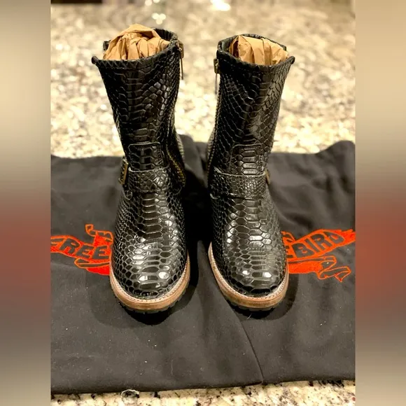 🆕 Freebird by Steven distressed leather black snakeskin heeled boots size 8