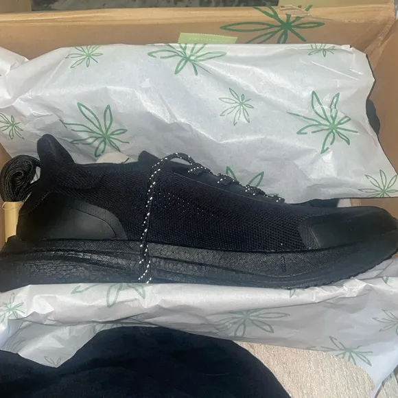 8000 Kicks Runners for Men in Full Black