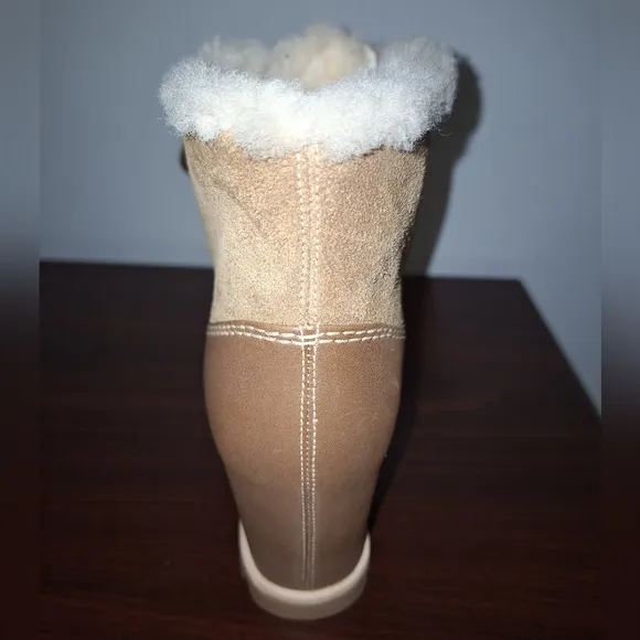 A pair of Ugg Alasdair waterproof Leather/ Sheepskin Wedge Boots size 7