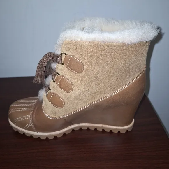 A pair of Ugg Alasdair waterproof Leather/ Sheepskin Wedge Boots size 7