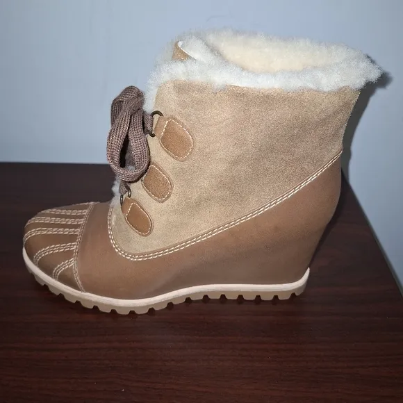 A pair of Ugg Alasdair waterproof Leather/ Sheepskin Wedge Boots size 7