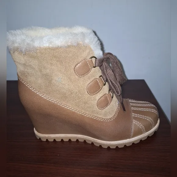 A pair of Ugg Alasdair waterproof Leather/ Sheepskin Wedge Boots size 7