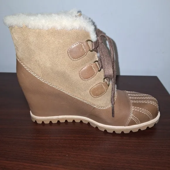 A pair of Ugg Alasdair waterproof Leather/ Sheepskin Wedge Boots size 7