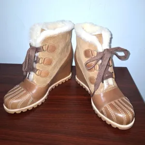 A pair of Ugg Alasdair waterproof Leather/ Sheepskin Wedge Boots size 7