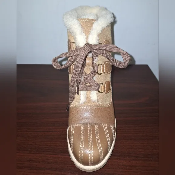 A pair of Ugg Alasdair waterproof Leather/ Sheepskin Wedge Boots size 7