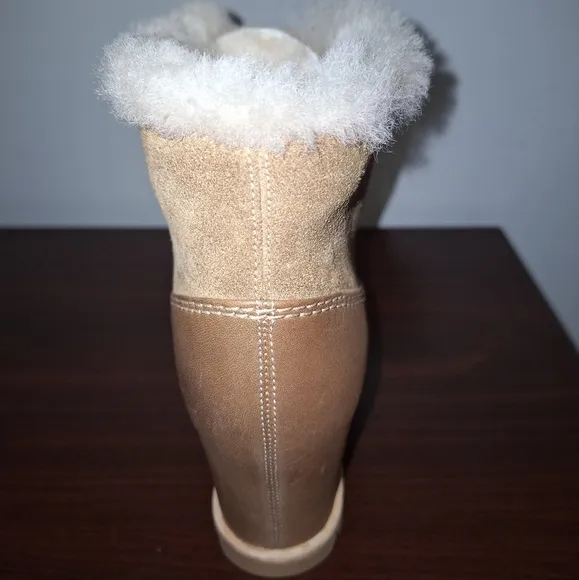 A pair of Ugg Alasdair waterproof Leather/ Sheepskin Wedge Boots size 7