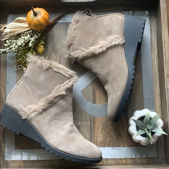 Adam Tucker Me‎ too tan faux fur accent suede boots