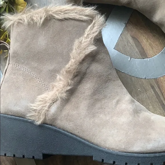 Adam Tucker Me‎ too tan faux fur accent suede boots