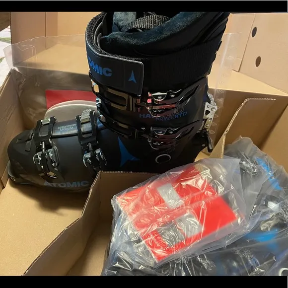 Atomic ski boots