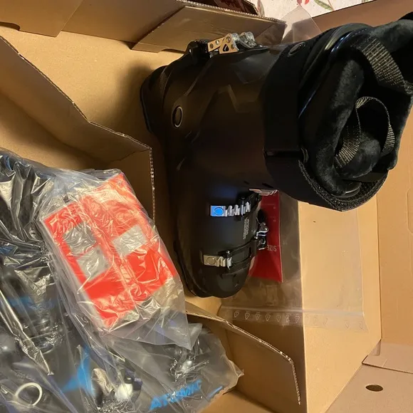 Atomic ski boots