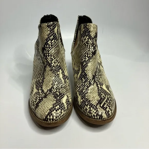 Blonde waterproof snake skin print leather ankle boots size 9.5