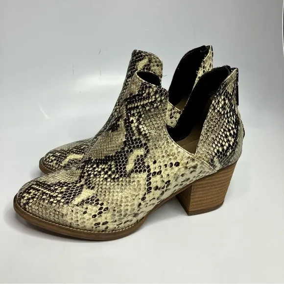 Blonde waterproof snake skin print leather ankle boots size 9.5
