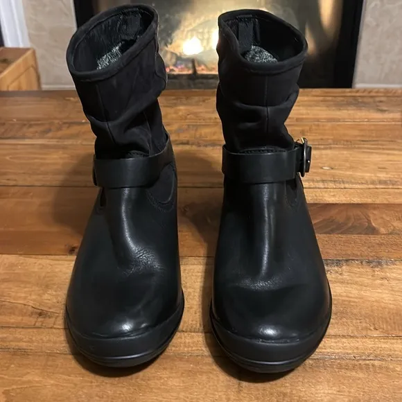 Bogs Cassie Low black leathers waterproof rain boots.