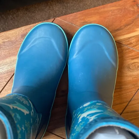 Bogs Rain Boots Shark Print Handles Youth Size 4 Waterproof NWB