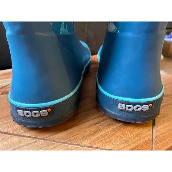 Bogs Rain Boots Shark Print Handles Youth Size 4 Waterproof NWB