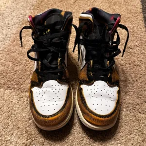 Boys Nike Air Jordan High Top Tennis Shies