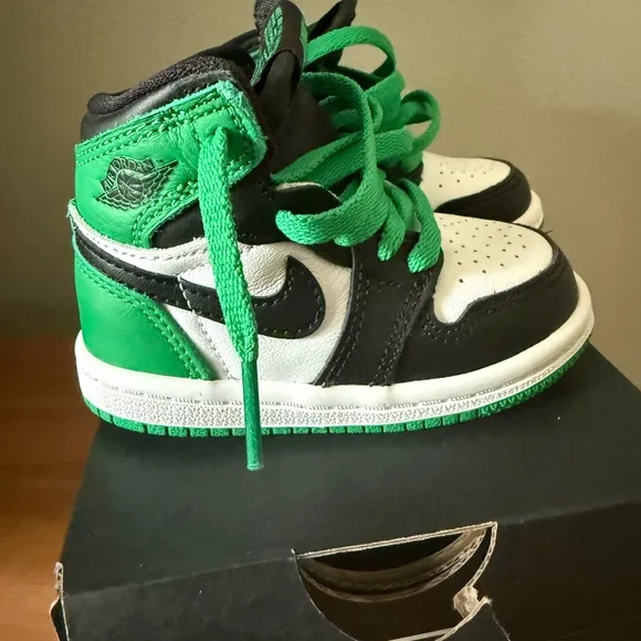 Brand new! Nike Black and Green Sneakers High-Top Design