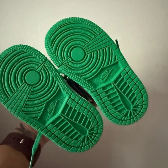 Brand new! Nike Black and Green Sneakers High-Top Design