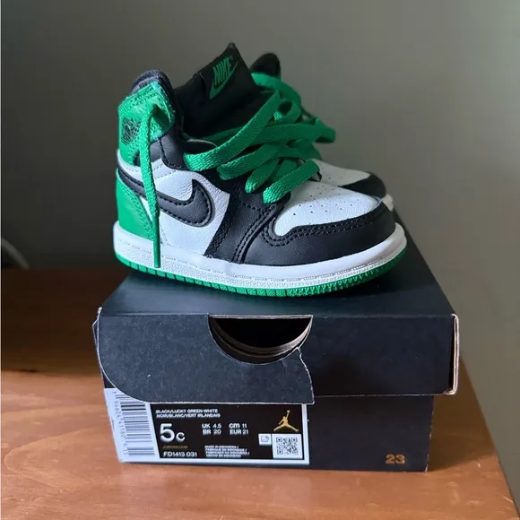 Brand new! Nike Black and Green Sneakers High-Top Design