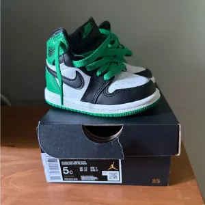 Brand new! Nike Black and Green Sneakers High-Top Design