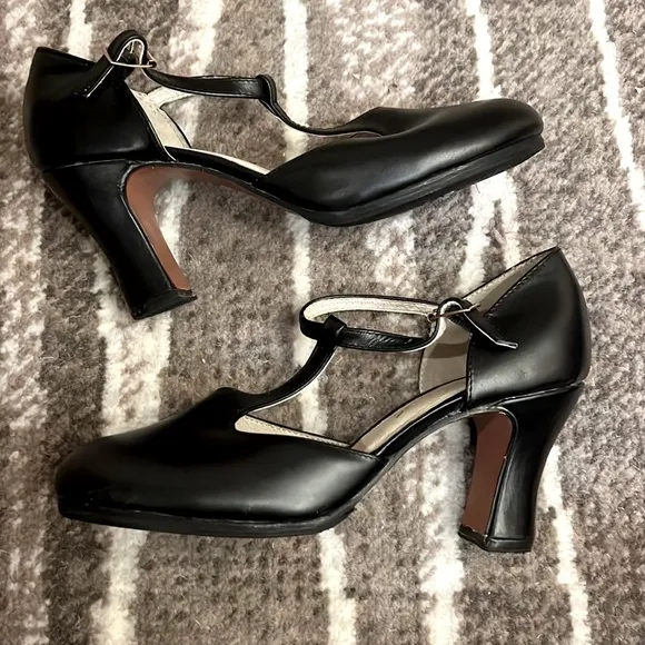 Capezio t strap character shoes NWOT