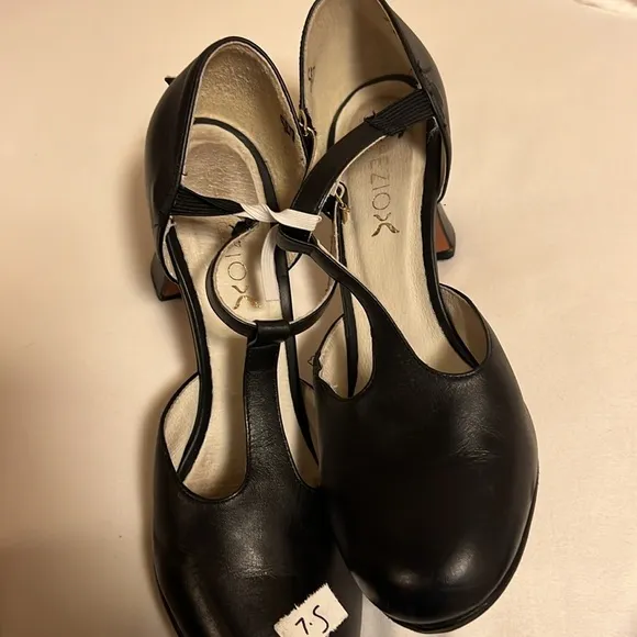 Capezio t strap character shoes NWOT
