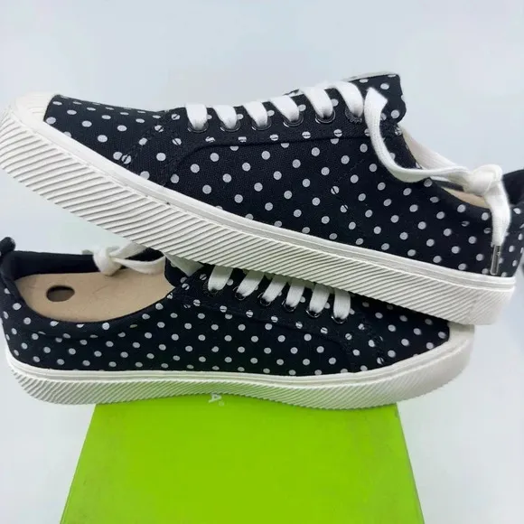 Cariuma Unisex Oca Low Canvas Sneaker Shoes Black White Polka Dots Size 10/11.5