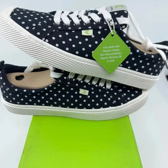 Cariuma Unisex Oca Low Canvas Sneaker Shoes Black White Polka Dots Size 10/11.5