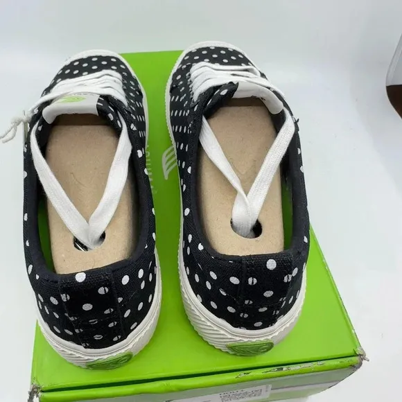 Cariuma Unisex Oca Low Canvas Sneaker Shoes Black White Polka Dots Size 4.5/6