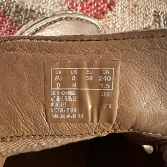 Clark's Unstructured Women’s Funny Dream, Derby Rose, Size 8, EUC, gold moccasin