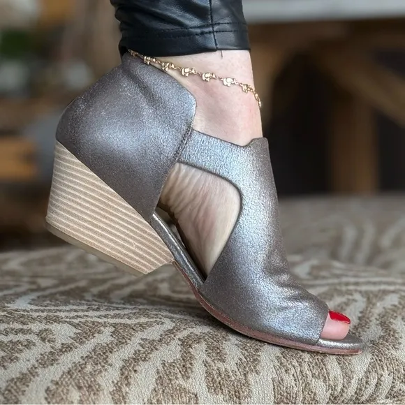 Comfortable shoes! Velcro closure! Leather shoes