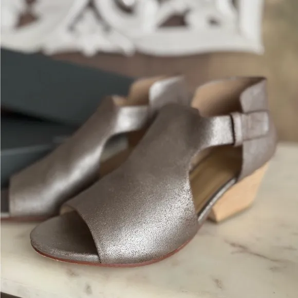 Comfortable shoes! Velcro closure! Leather shoes