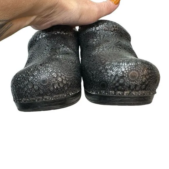 Dansko Pro XP Black Silver Medallion Embossed Patent Clog Sz US 7.5 8 EU 38