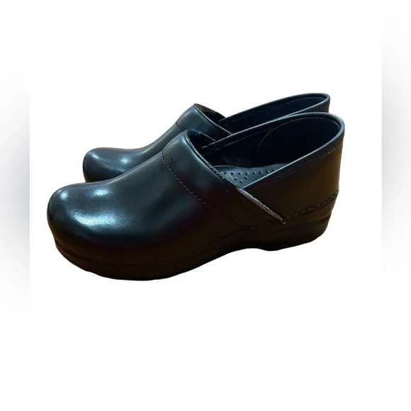 Dansko Professional slip resistant Black Leather Clogs| medical shoes 38 | 7.5
