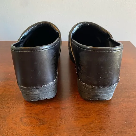 Dansko XP 2.0 Black Clogs