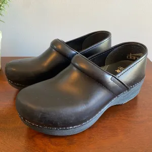 Dansko XP 2.0 Black Clogs