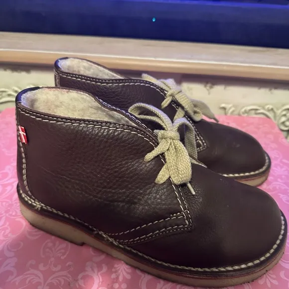 Duckfeet Grena in Chocolate Brown size 39. Worn just a few times