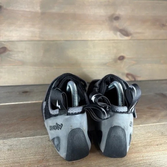 evolv defy mens size 9.5 climbing shoes black gray athletic bouldering