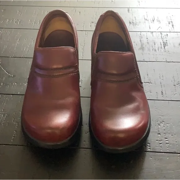 Excellent Preowned Condition Ariat Clog Shoes Size 6C. Very Cute and Comfortable
