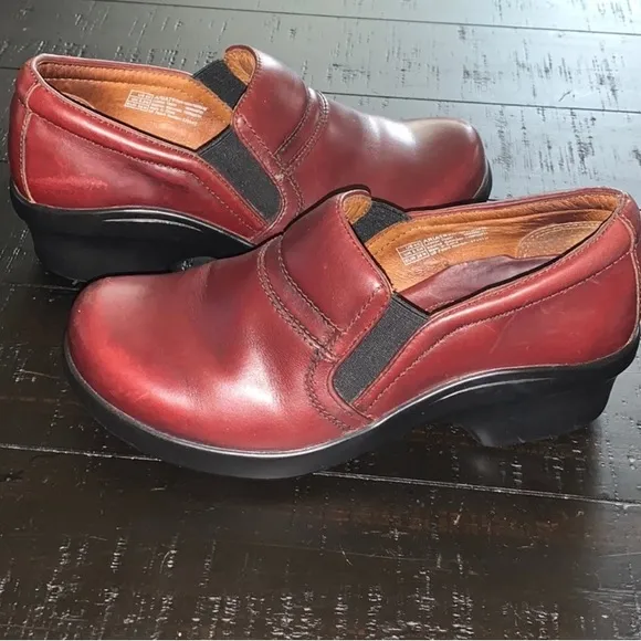 Excellent Preowned Condition Ariat Clog Shoes Size 6C. Very Cute and Comfortable