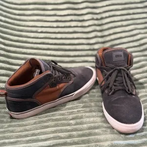 Globe Mahalo Mid 9.5 Men's Skate Shoes Brown Gray