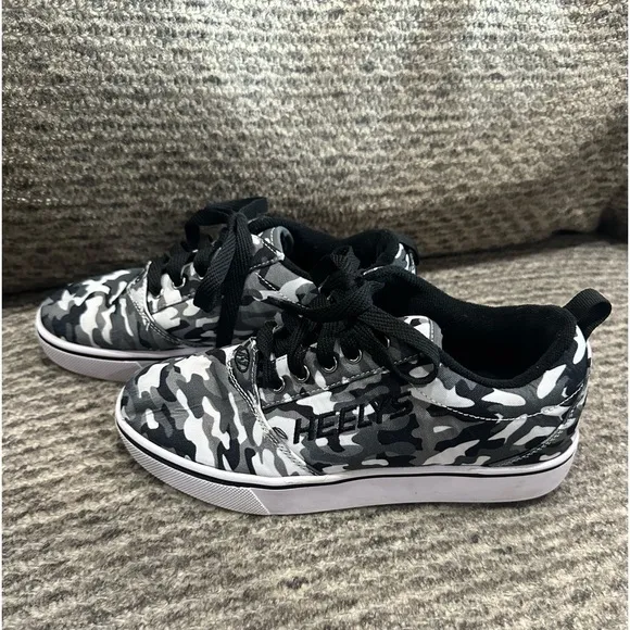 HEELY’S Boys Pro 20 Gray/Black/White Camo Skate shoes, size 5