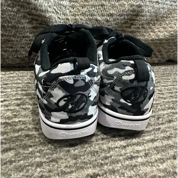 HEELY’S Boys Pro 20 Gray/Black/White Camo Skate shoes, size 5