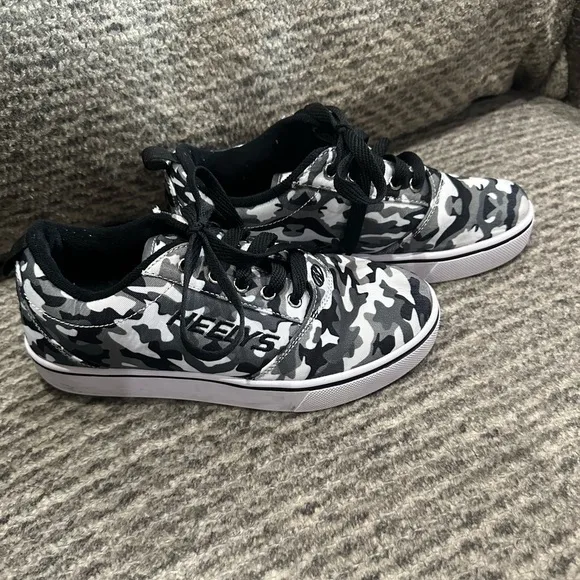 HEELY’S Boys Pro 20 Gray/Black/White Camo Skate shoes, size 5