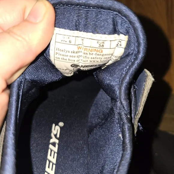 Heelys navy blue skate shoes. Youth 6/38
