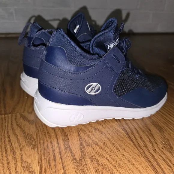 Heelys navy blue skate shoes. Youth 6/38