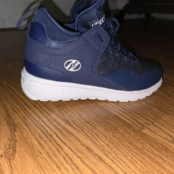 Heelys navy blue skate shoes. Youth 6/38